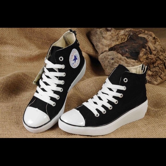 Converse Shoes - Black high top converse